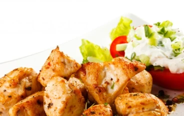 سر التتبيلة الأصلية.. طريقة عمل الشيش طاووق في البيت مثل المطاعم (خطوة بخطوة)