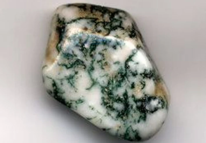 العقيق… حجر التنوع والألوان ورفيق الحضارات