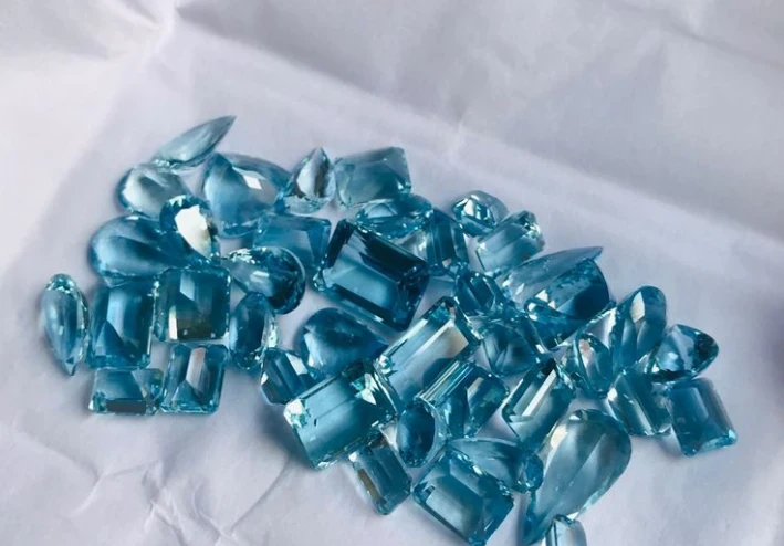 التوباز… تنوع لوني وتألق نادر