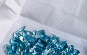 التوباز… تنوع لوني وتألق نادر