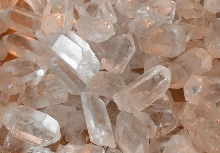 الكــوارنــز… حجر العالم الواسع