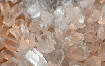 الكــوارنــز… حجر العالم الواسع