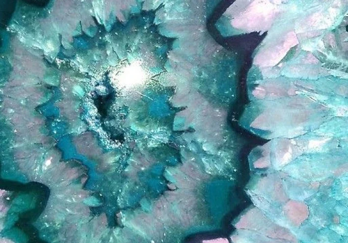 الأوبــال… حجر الضوء المتحرك