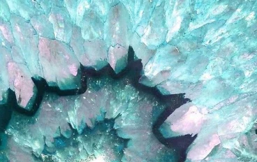 الأوبــال… حجر الضوء المتحرك