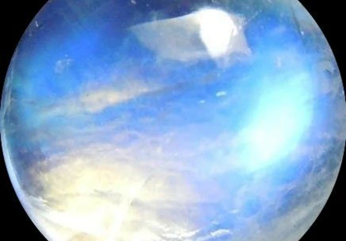 حجر القمر… بريق السماء في قلب الأرض