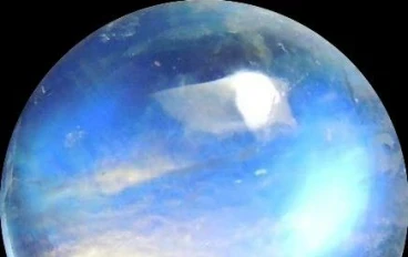 حجر القمر… بريق السماء في قلب الأرض