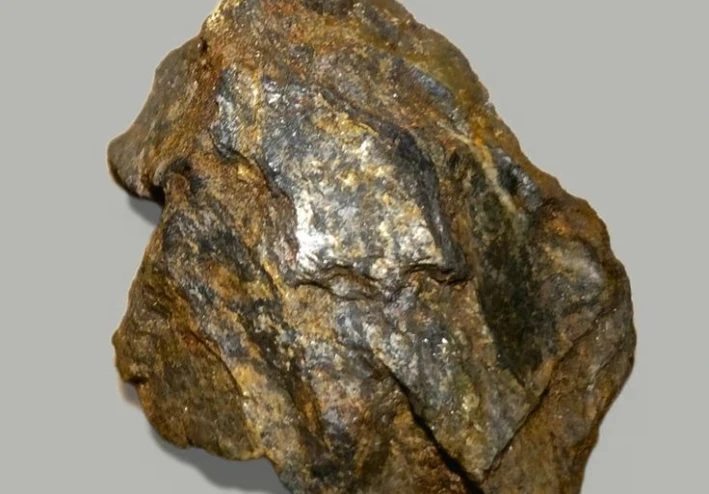 لسـبـيـنـل… الحجر البديل الذي سرق الأضواء