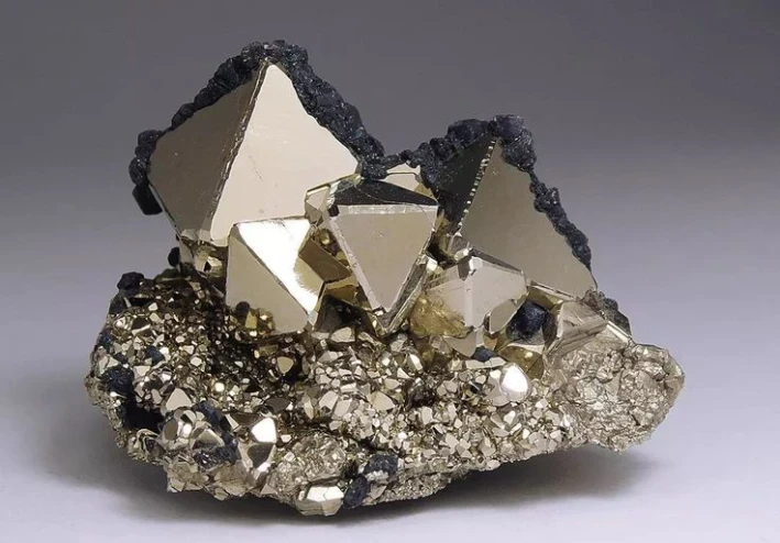 التنـزانيـت… جوهرة أفريقيا البنفسجية