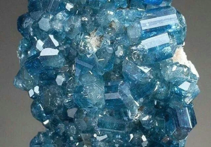 الألكسندرايت… الحجر الذي يغيّر لونه