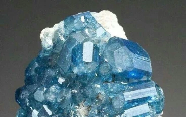 الألكسندرايت… الحجر الذي يغيّر لونه