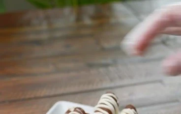 🧇 طريقة عمل ويفر الشوكولاتة الملفوف في البيت بخطوات سهلة وطعم زي الجاهز