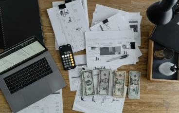 إزاي تستخدم الذكاء الاصطناعي في الشغل على الإنترنت سنة 2026؟ طرق عملية ومجالات حقيقية