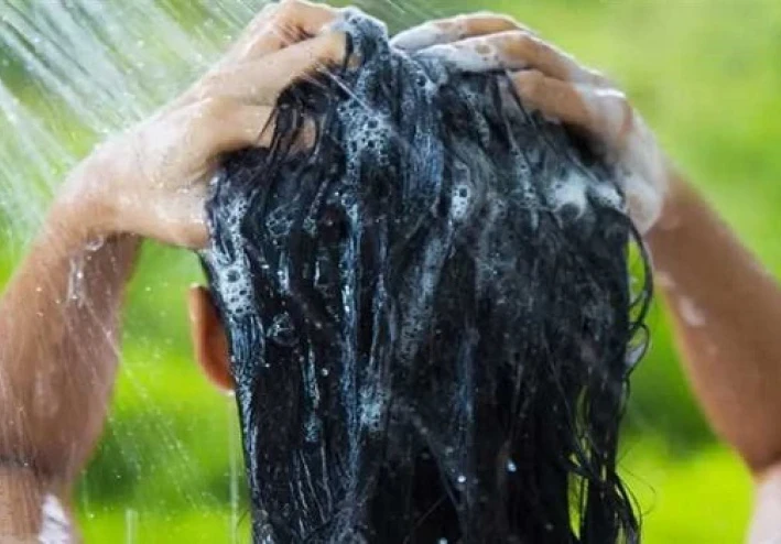 خطأ يرتكبه الكثير من الناس عند غسل شعرهم: "يمكن أن يساهم في تساقط الشعر بشكل أكبر"