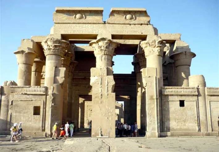 أهمية المعابد والمسلات في مصر القديمة ودورها في تعزيز سلطة الملوك