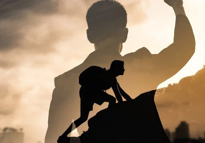 من المكنسة إلى المكتب الزجاجي