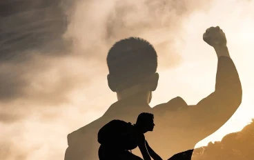 من المكنسة إلى المكتب الزجاجي