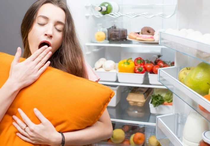 روبرتو دومينغيز ، طبيب ، حول ما إذا كان النوم السيئ يجعلك أكثر جوعا:" يؤدي إلى زيادة تناول الدهون أو السكريات"