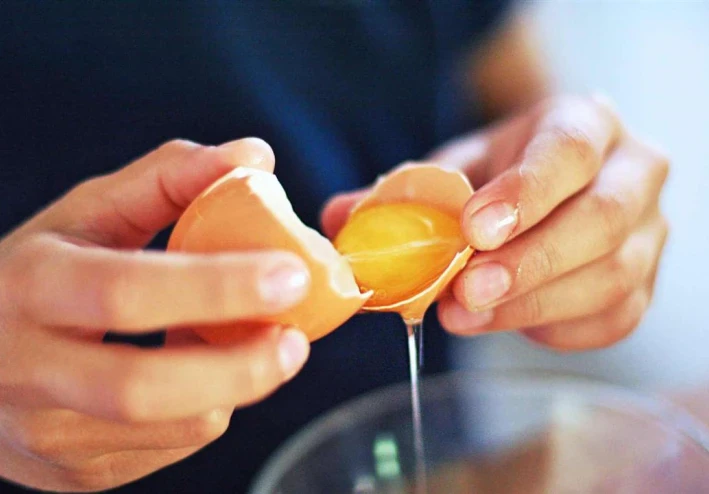 الخطأ الذي يرتكبه الكثير من الناس عند تناول البيض: "في صفار البيض تجد...»