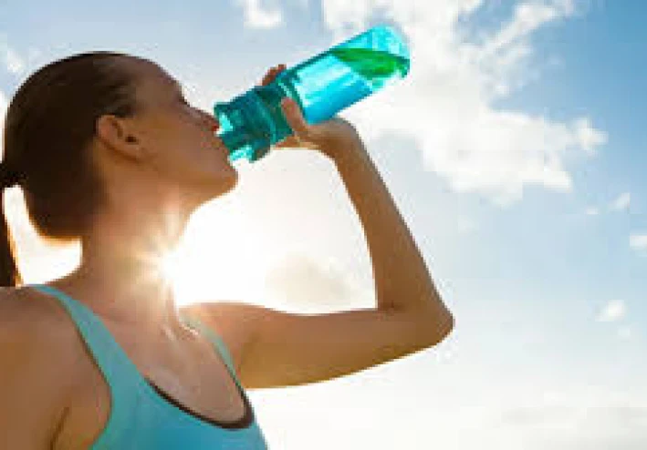 كمية الماء التي يجب أن نشربها حقا يوميا: "ليس علينا إجبار أنفسنا على شرب ثلاثة لترات"