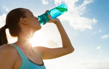   كمية الماء التي يجب أن نشربها حقا يوميا: "ليس علينا إجبار أنفسنا على شرب ثلاثة لترات"