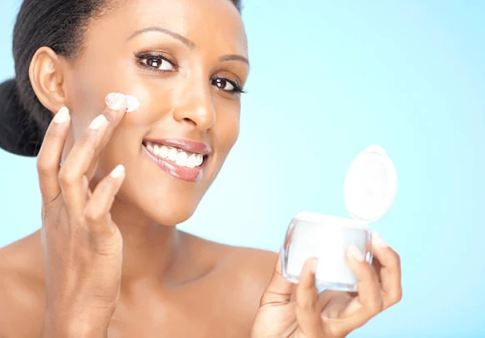 كريم لتفتيح البشرة السمراء في اسبوع.. مهما كان السواد من سنين مش هتصدقى بياضك