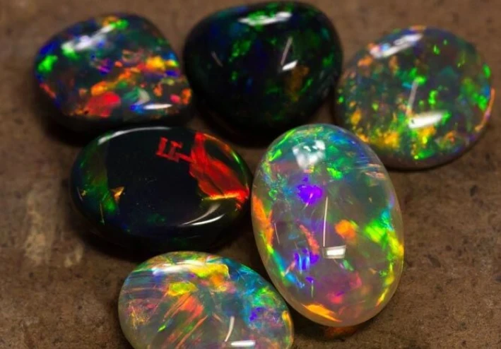حجر الأوبال: أنواعه، ألوانه، فوائده، أسعاره، وكيفية التفرقة بين الأوبال الأصلي والمقلد