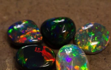 حجر الأوبال: أنواعه، ألوانه، فوائده، أسعاره، وكيفية التفرقة بين الأوبال الأصلي والمقلد