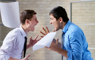 ينتقدون فيك ما لا يحبونه في أنفسهم