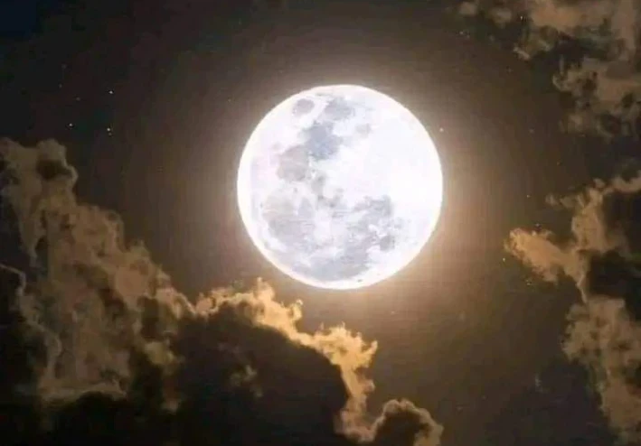 ☄️ نور في قلب الظلام: كيف يولد الأمل من رحم الألم ويصنع إنسانًا أقوى