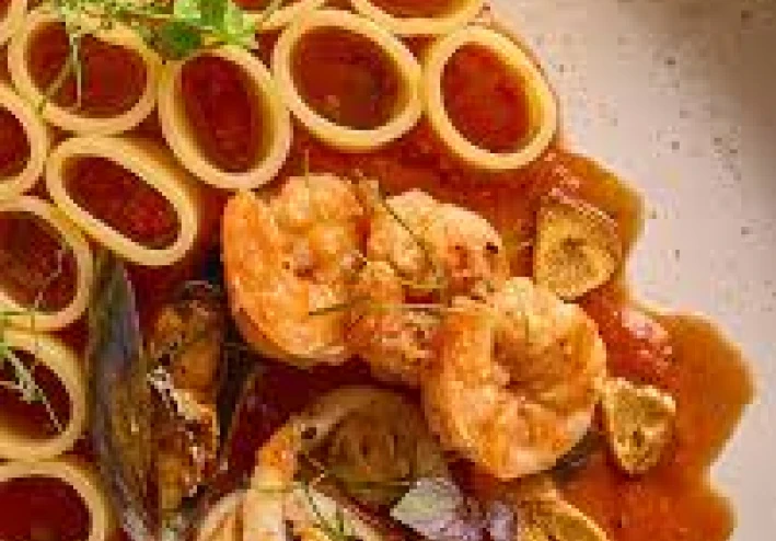 🍝 مكرونة كالاماراتا - وصفة إيطالية أنيقة بطعم بحري غني 🦑🍅