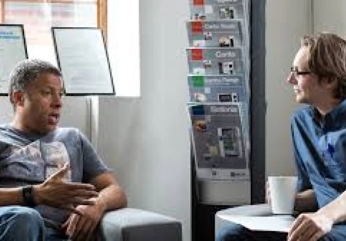 هل يمكننا أن نلاحظ, من الخلف, أنهم يحدقون بن؟