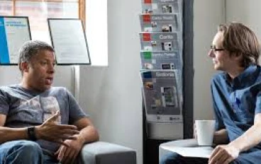 هل يمكننا أن نلاحظ, من الخلف, أنهم يحدقون بن؟