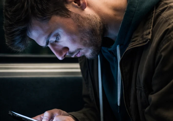 لا أطلب منك ترك هاتفك.. ولكن غيّر طريقة إمساكه: دليلك العملي لحماية رقبتك من التآكل الصامت