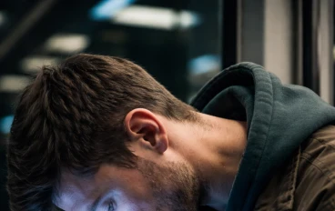 لا أطلب منك ترك هاتفك.. ولكن غيّر طريقة إمساكه: دليلك العملي لحماية رقبتك من التآكل الصامت