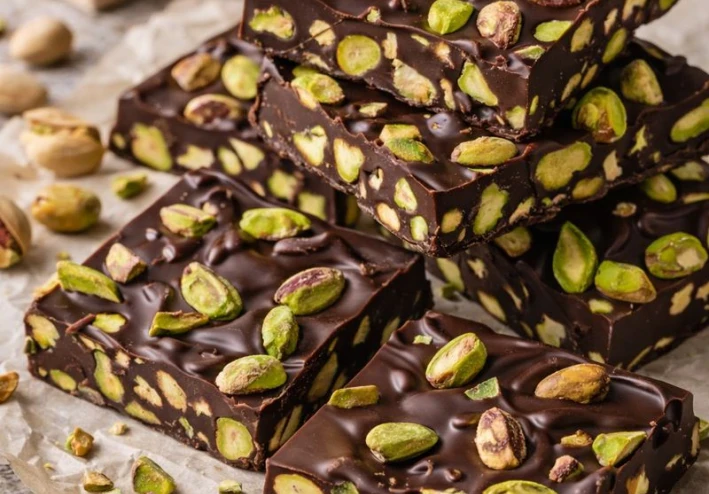 🍫 ألواح الشوكولاتة والفستق الحلبي-  حلوى فاخرة تجمع بين الغنى والقرمشة 💚✨