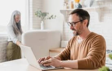  "إذا لاحظت أنك تستمع بشكل أسوأ على مر السنين ، فإن عقلك يعمل بجد لفهمه. هذا يزيد من التعب العقلي."