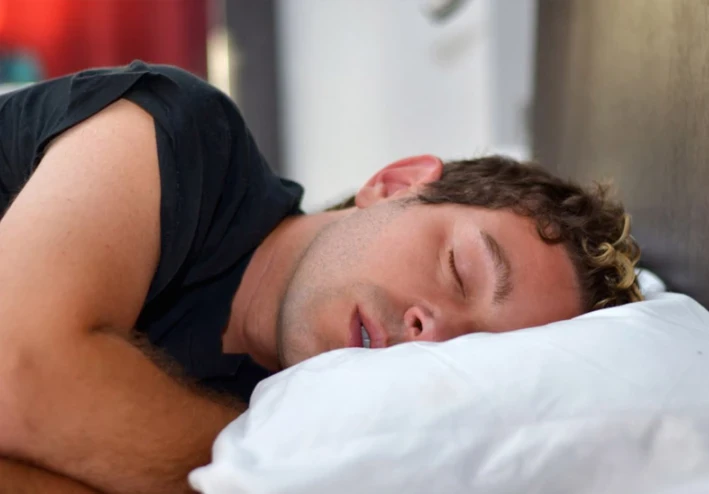 ما هو نوم حركة العين السريعة ولماذا تحتاج إلى العناية به