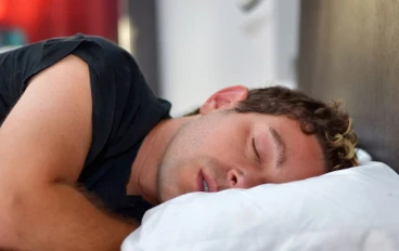 ما هو نوم حركة العين السريعة ولماذا تحتاج إلى العناية به