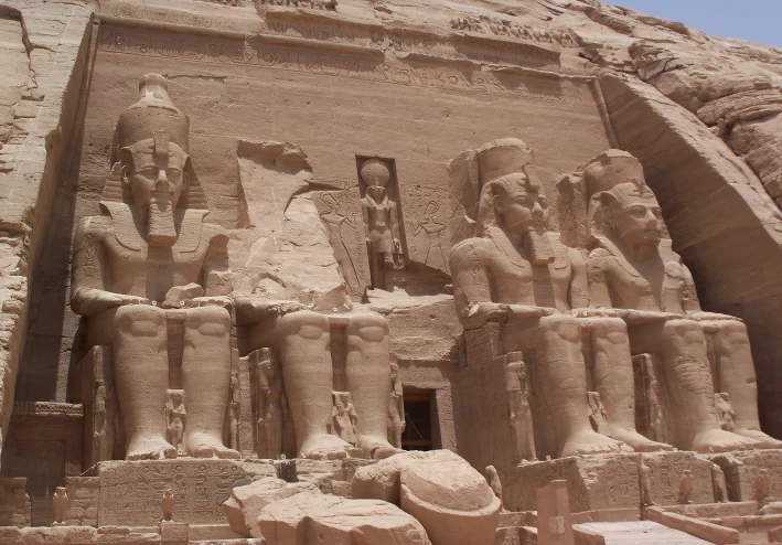 معبد أبو سمبل: الأيقونة الحجرية للسلطة والخلود في مصر القديمة