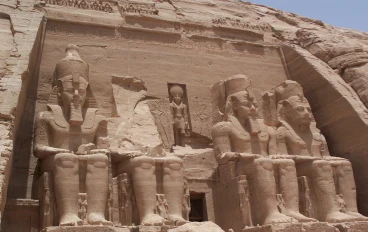 معبد أبو سمبل: الأيقونة الحجرية للسلطة والخلود في مصر القديمة