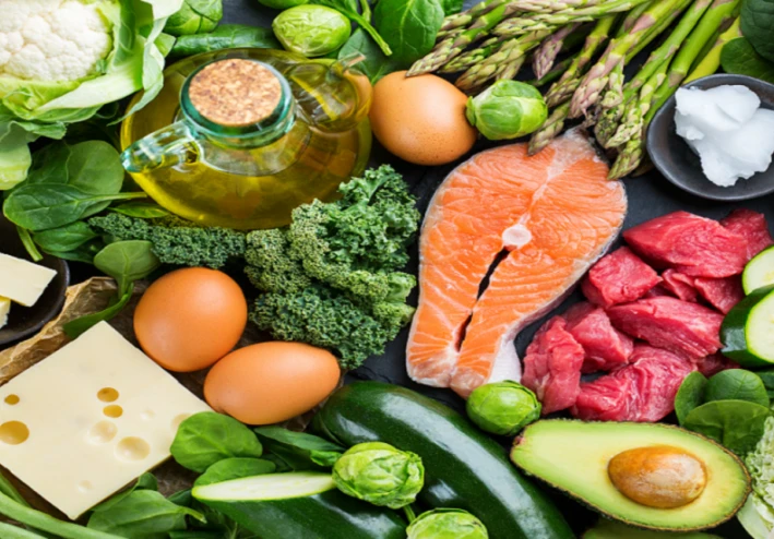 في سن 60   الأطعمة التي أزالها من نظامه الغذائي للبقاء على هذا النحو