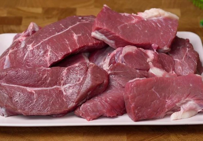 جزار يحذر من الخطأ الذي يرتكبه الكثير من الناس بعد شراء اللحوم: "لا شيء يحدث له على الإطلاق"