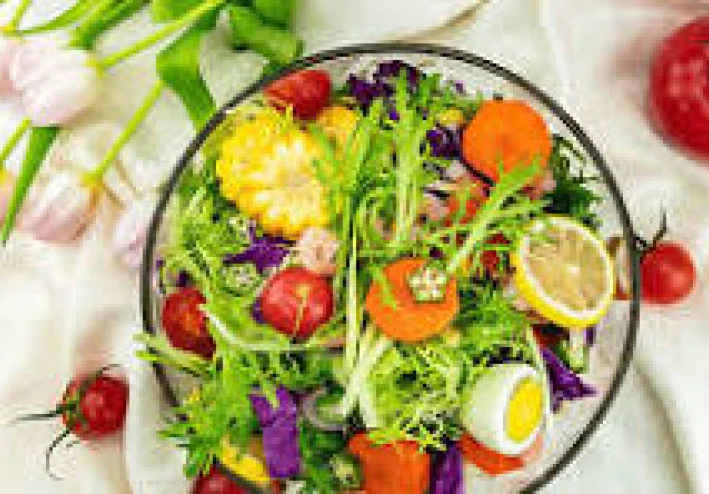 "فوائد السلطات الصحية المتنوعة وكيف تساهم في تعزيز المناعة وطاقة الجسم يوميًا".