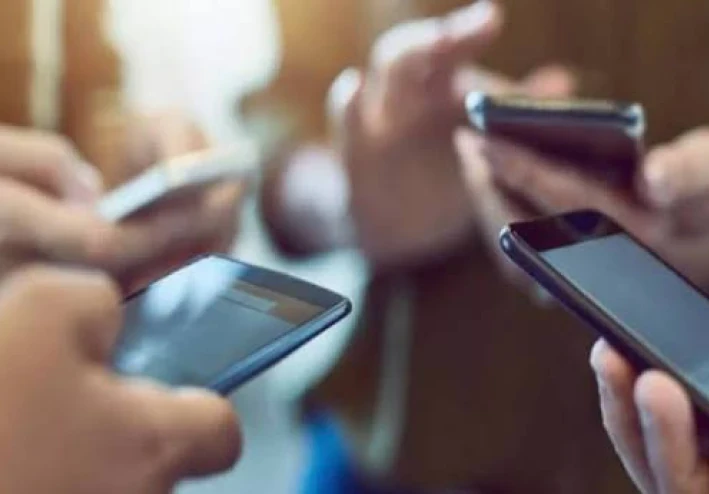 عصر "اللايك" هل اصبحنا نعيش من أجل الآخرين ؟