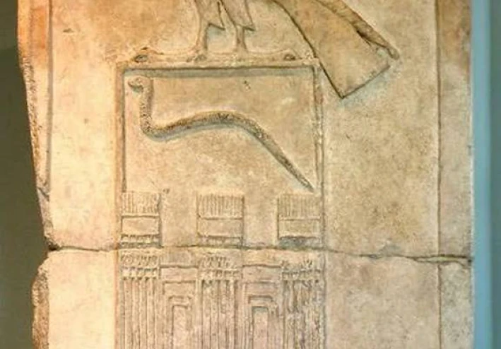 قوائم الأختام والبطاقات العاجية من الآثار المصريه القديمه.