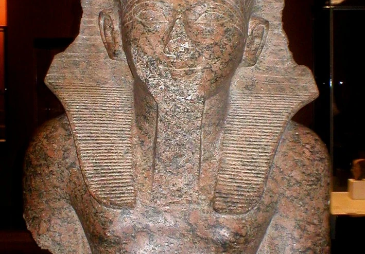 الملك تحتمس الرابع: صاحب «لوحة الحلم» وملك السلام النسبي