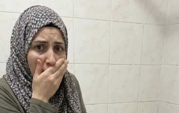 طفلة بتحاول تمسح السر قبل ما يكبر