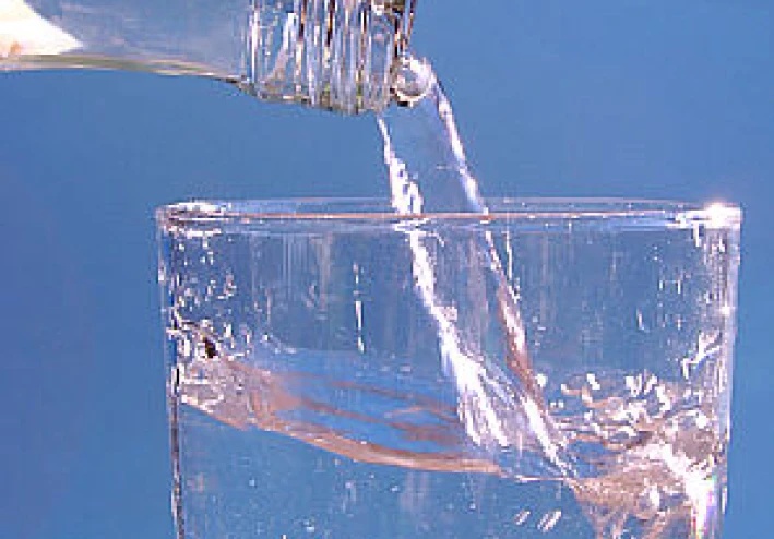 فوائد شرب الماء على الريق للجسم والصحة ✅