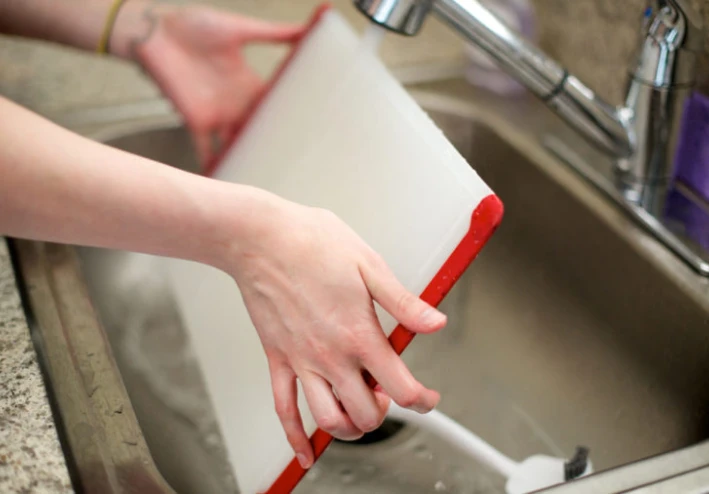 منظفات المطبخ يمكن أن تدمر عملية الهضم والميكروبات المعوية لديك»