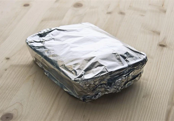 استخدام رقائق الألومنيوم لتخزين الطعام: "يمكن أن تتراكم في عظامك وكليتيك ودماغك"